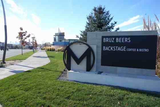 midtown-bruz-backstage-sign